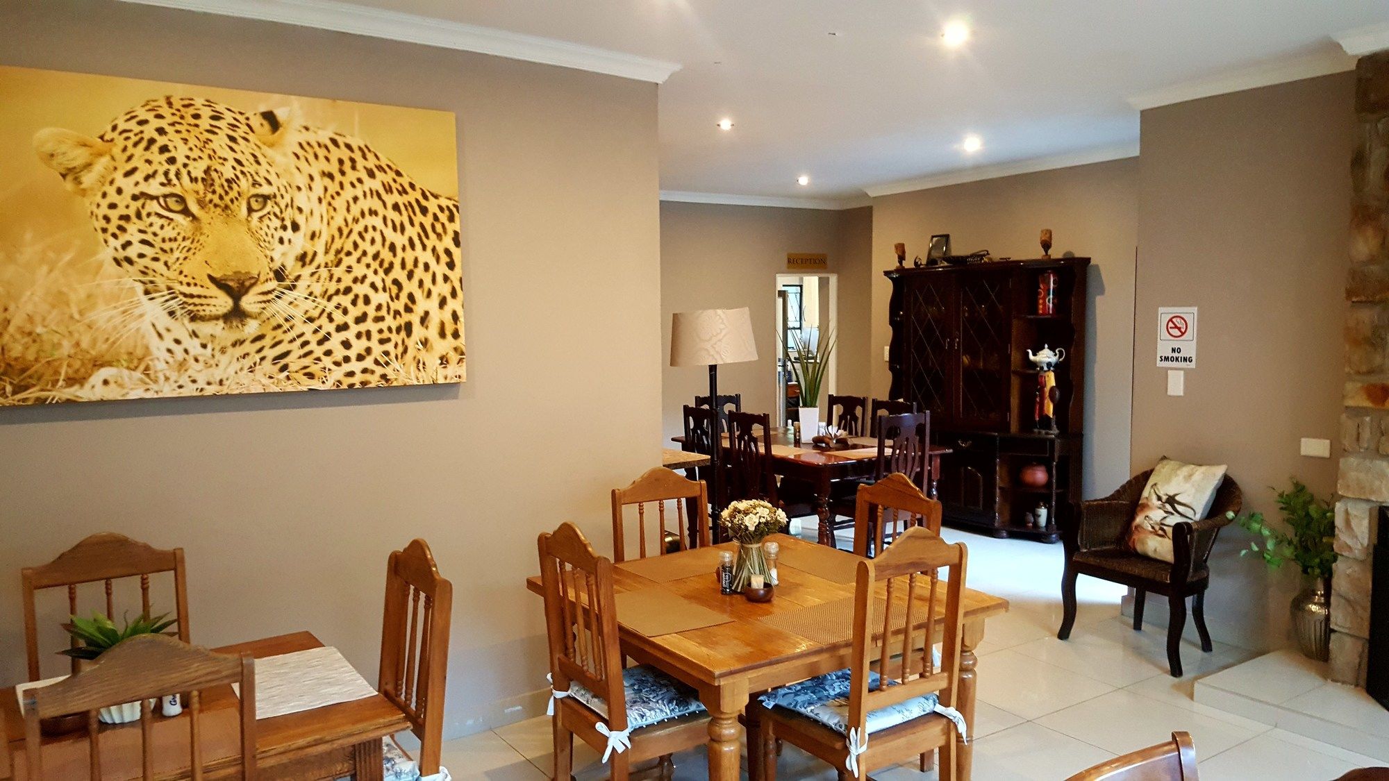 Фото Aerotropolis Guest Lodge