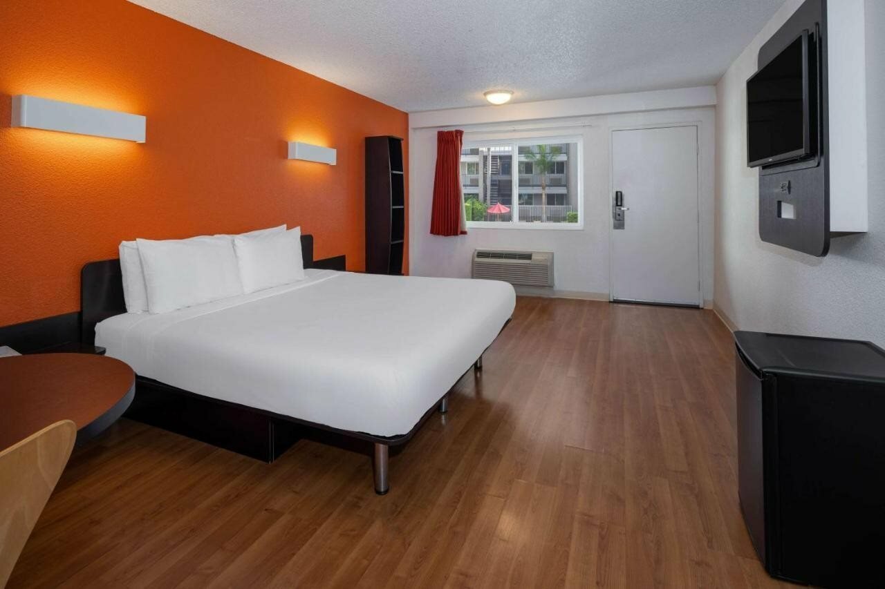 Фото Motel 6 Anaheim Maingate