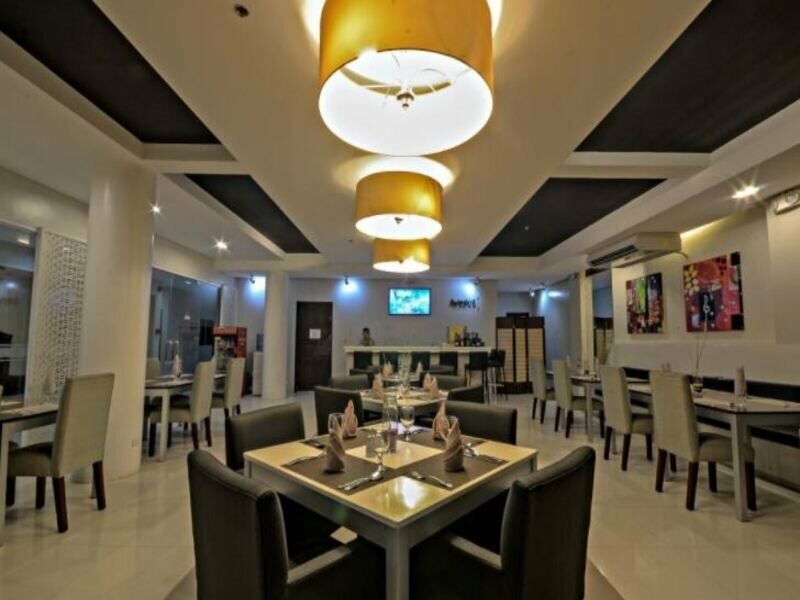 Фото Empire Suites Hotel