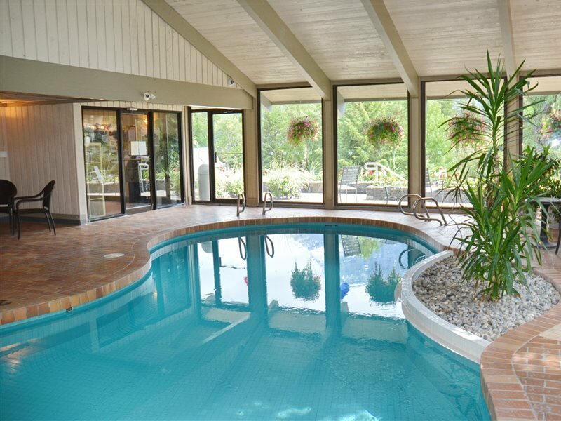 Фото Tunnel Mountain Resort