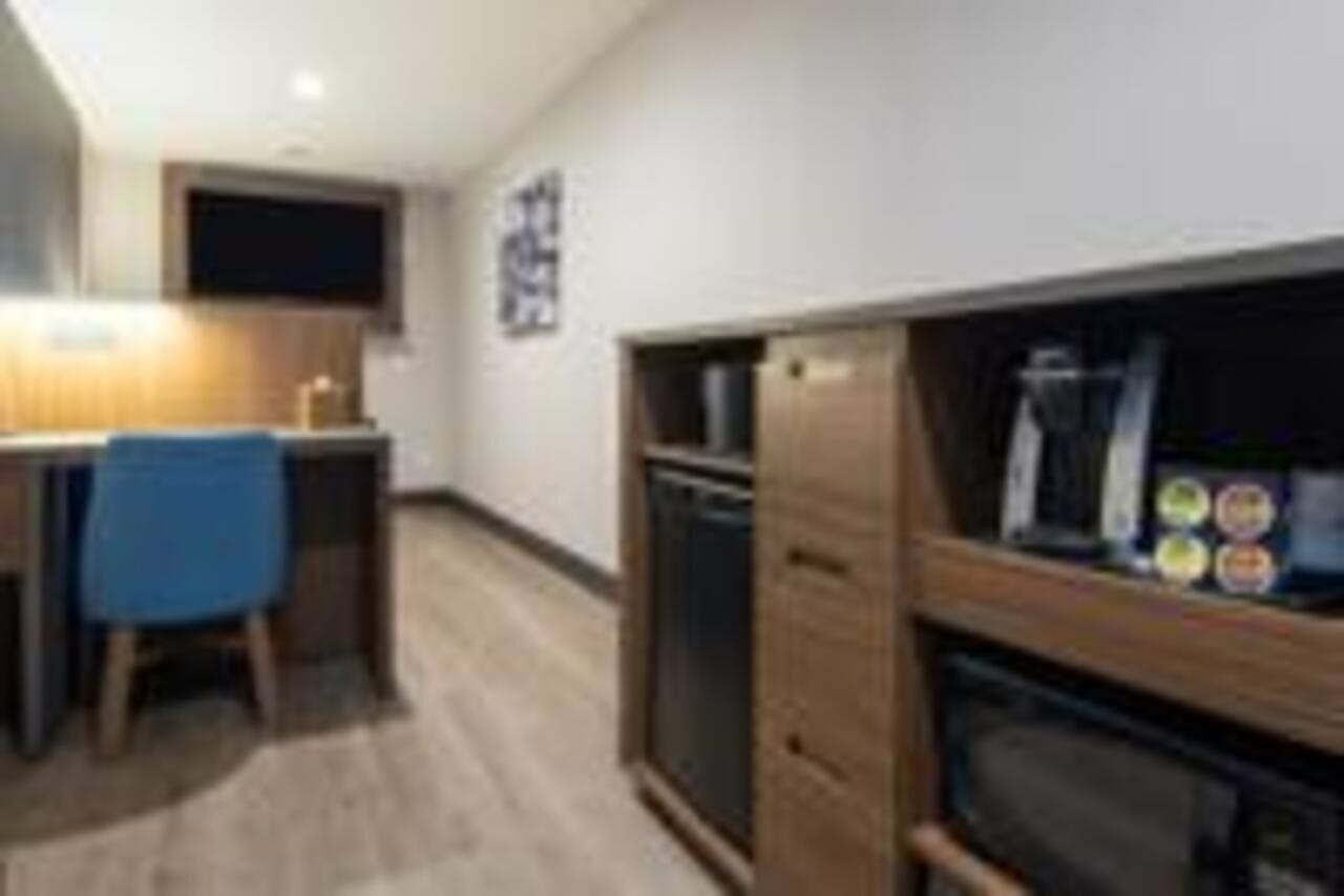 Фото Golden Bear Hotel, SureStay Collection by Best Western