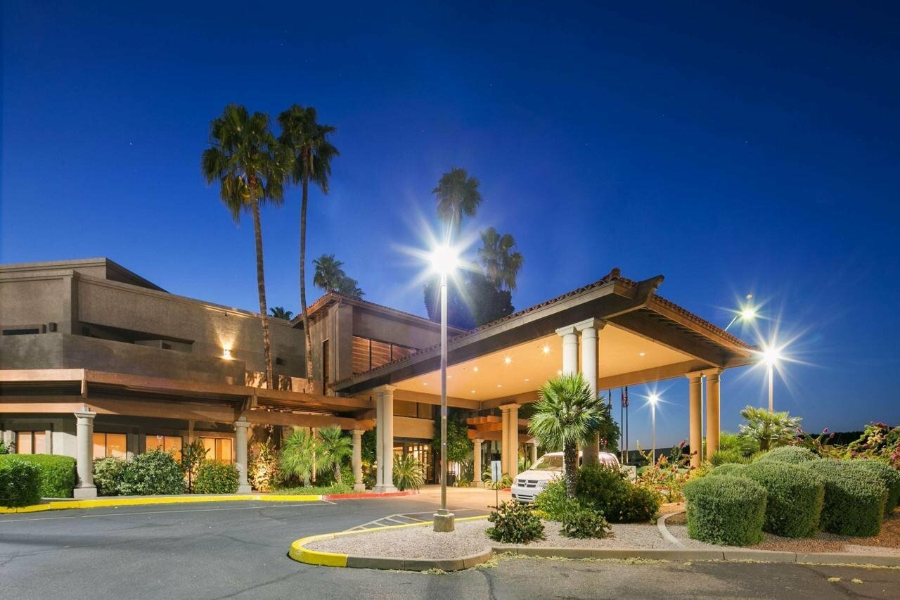 Фото Best Western Plus Scottsdale Thunderbird Suites
