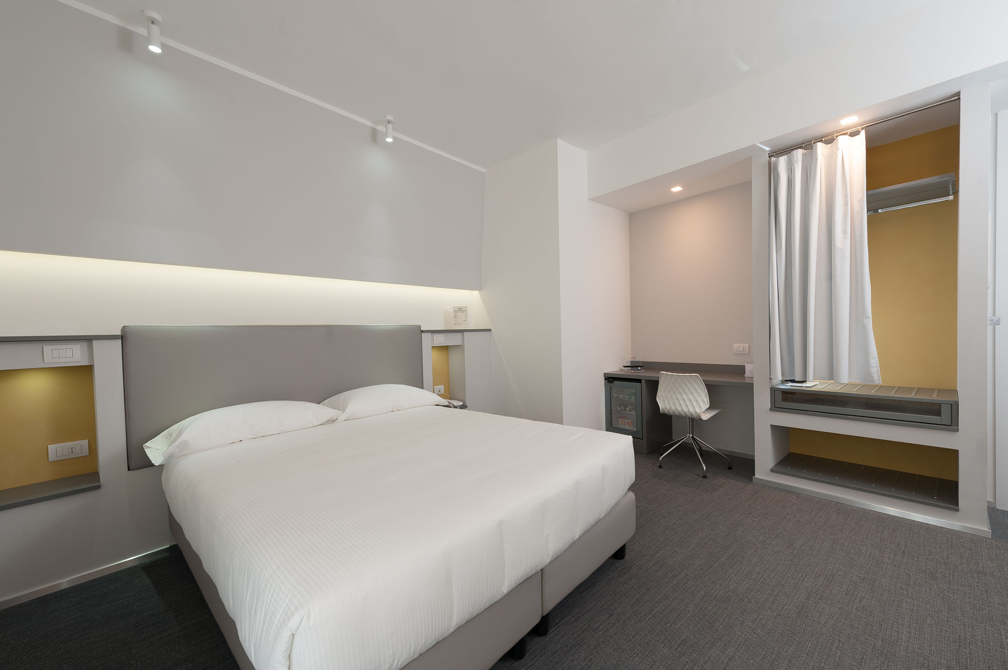 Фото Hotel Executive Inn