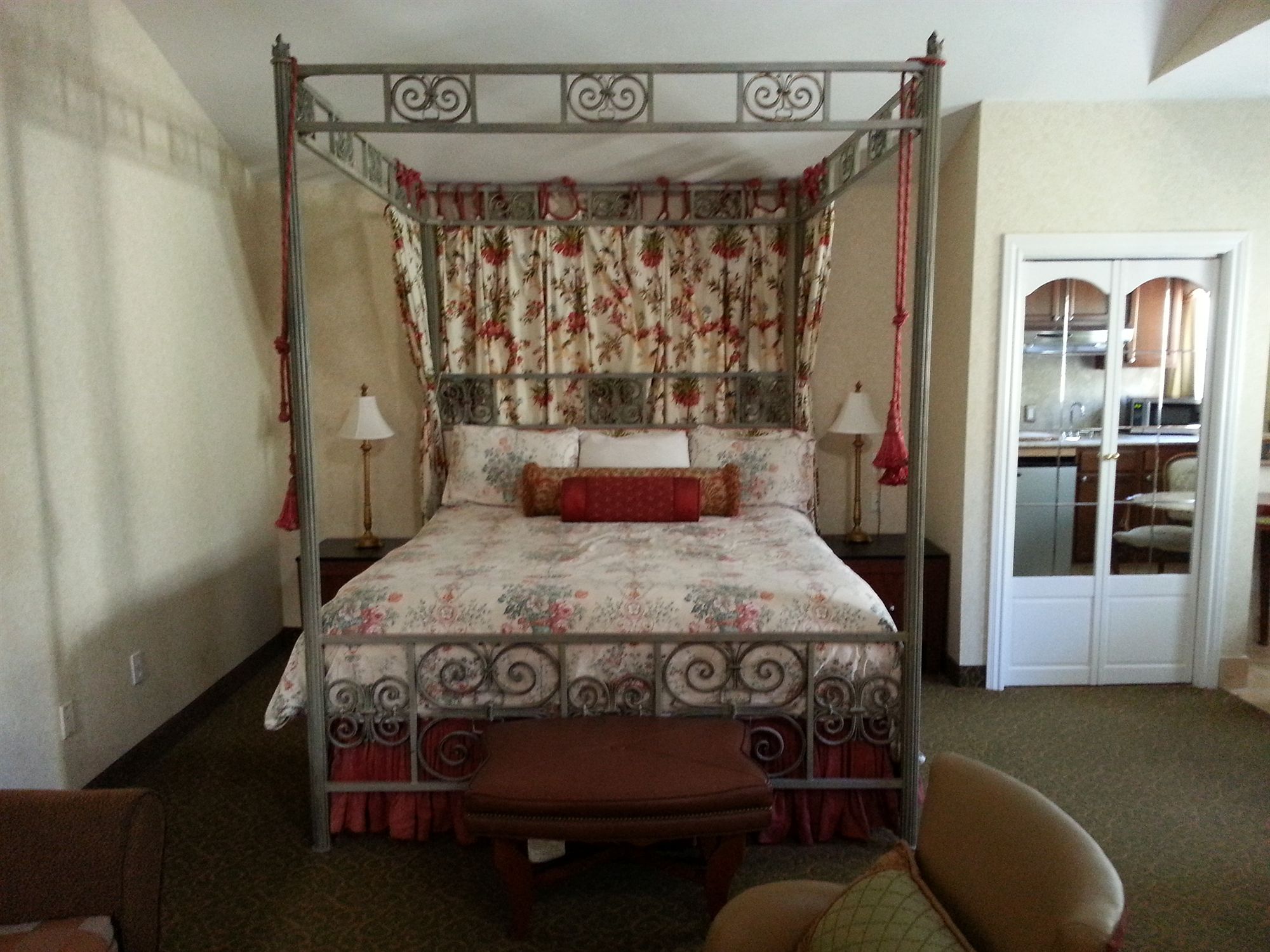 Фото Vendange Carmel Inn & Suites