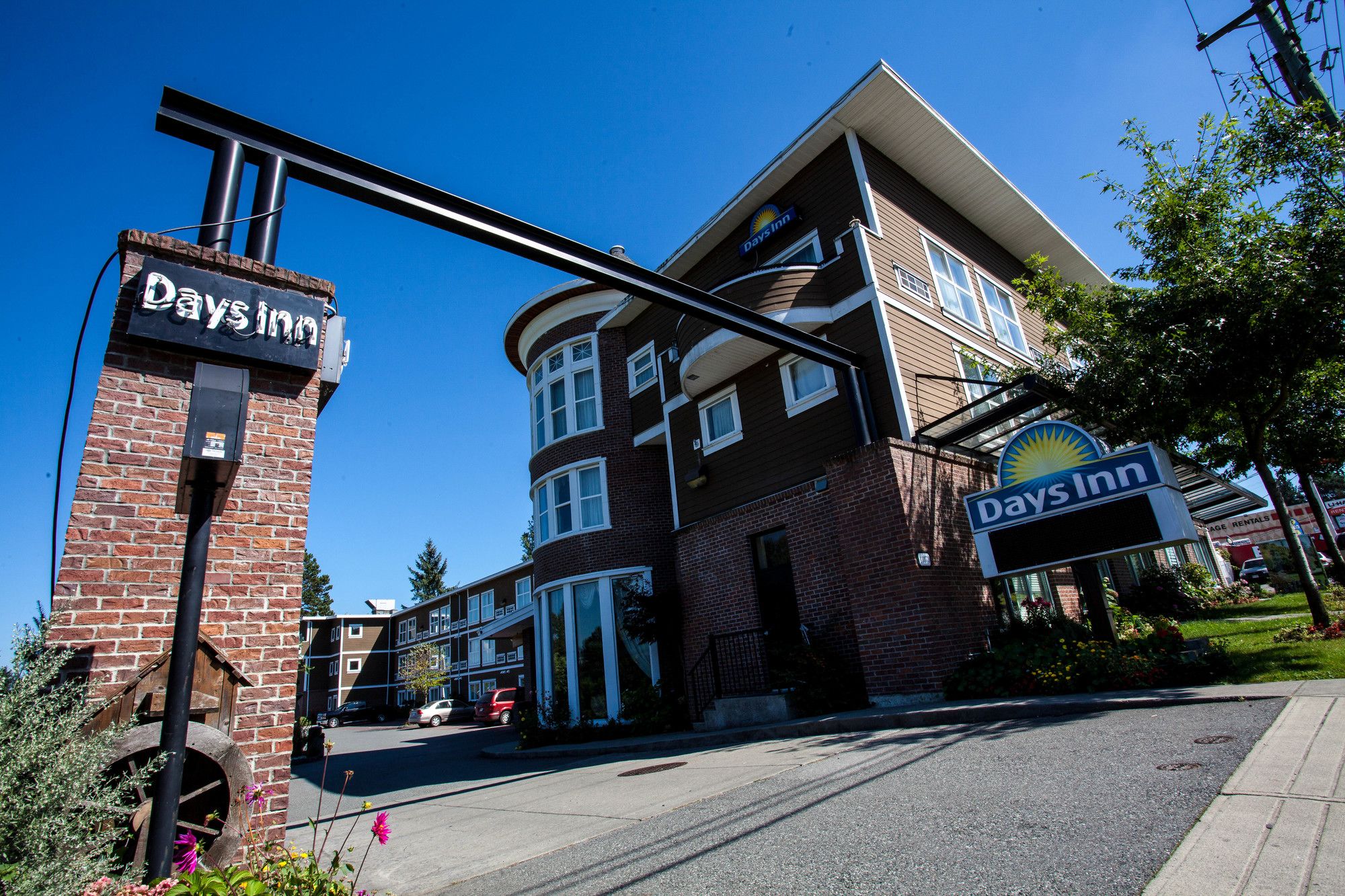 Фото Days Inn by Wyndham Surrey