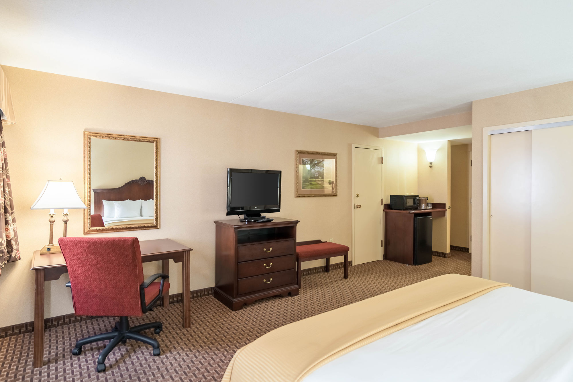 Фото Red Roof Inn & Suites Wilmington - New Castle