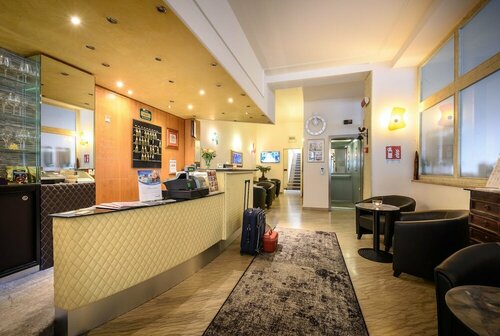 Внешний вид отеля Hotel Corona в Тирано, фото 1