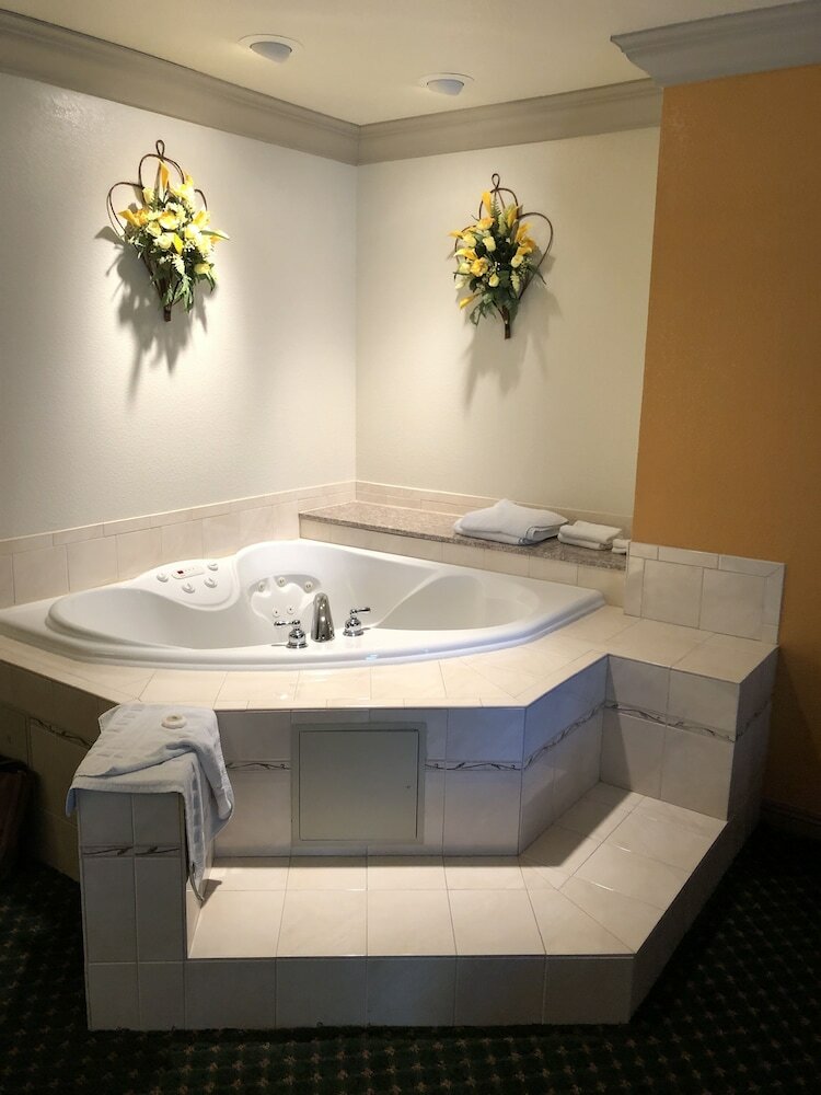 Фото Cloverdale Wine Country Inn & Suites