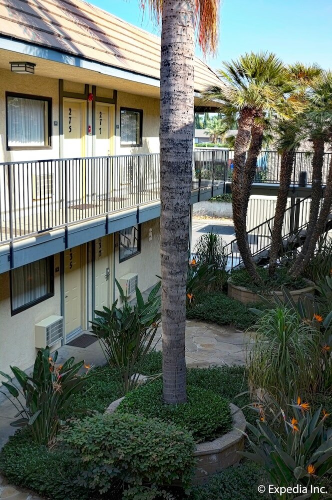 Фото Key Inn & Suites