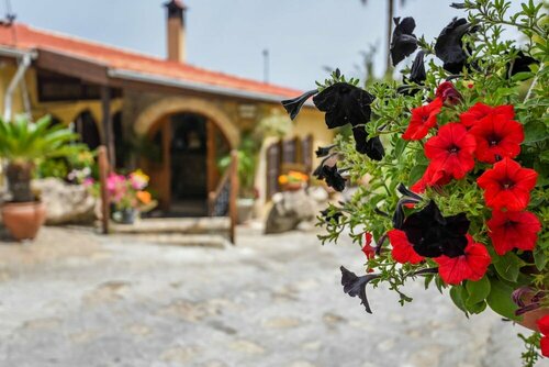 Гостиница Bellapais Gardens в Кирении