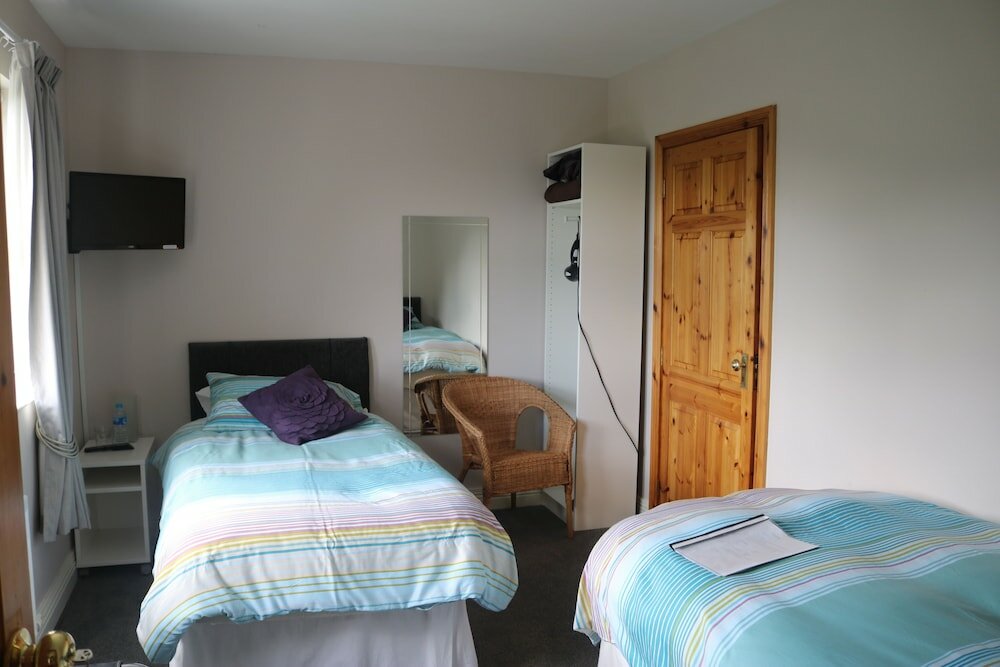 Фото Five Oaks Bed & Breakfast