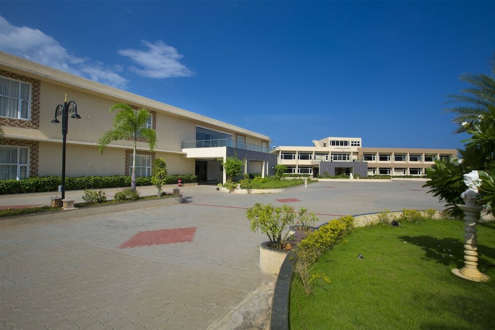 Фото Landmark Pallavaa Beach Resort