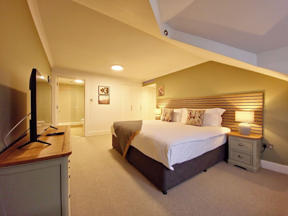Фото Monarch House Serviced Apartments