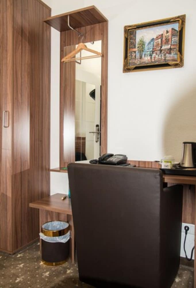 Фото Löwenbräu Köln Hotel & Restaurant