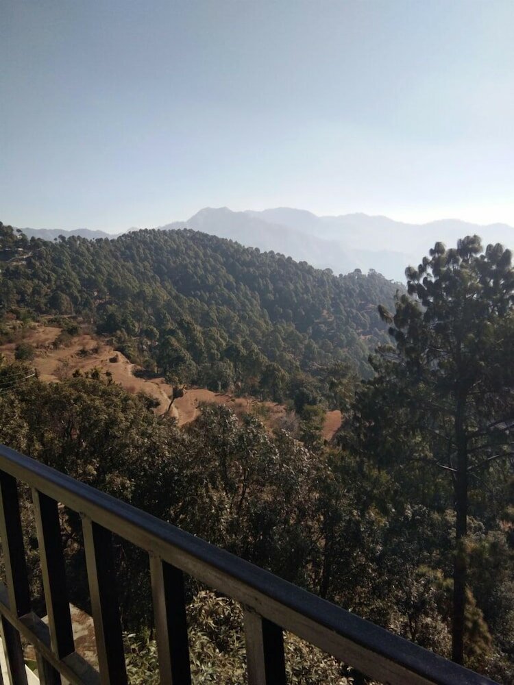 Фото Hotel Garhwali Inn