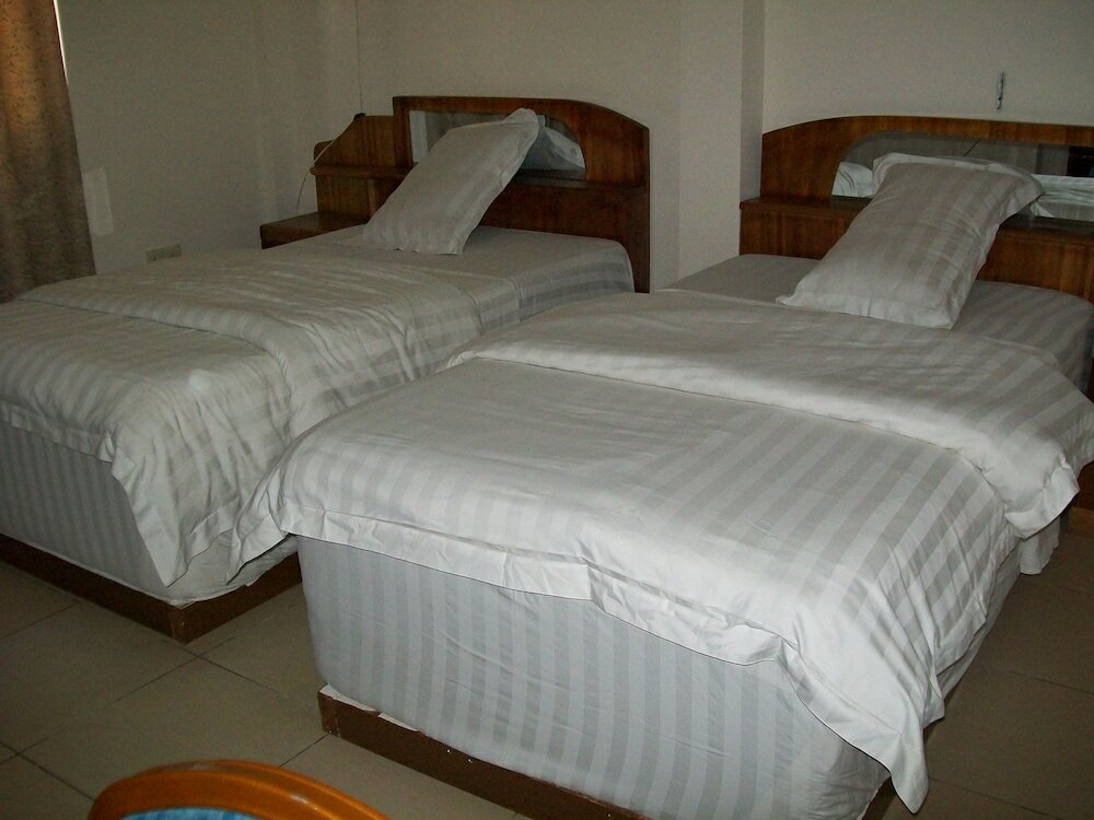 Фото Ampomaah Hotel