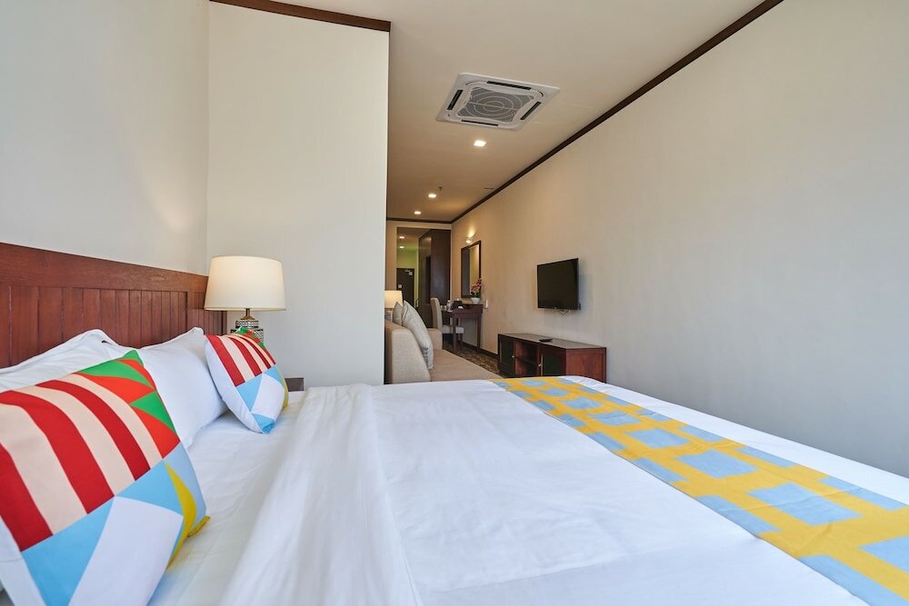 Фото Oyo Home 44077 The Platinum Hotel & Suites- King