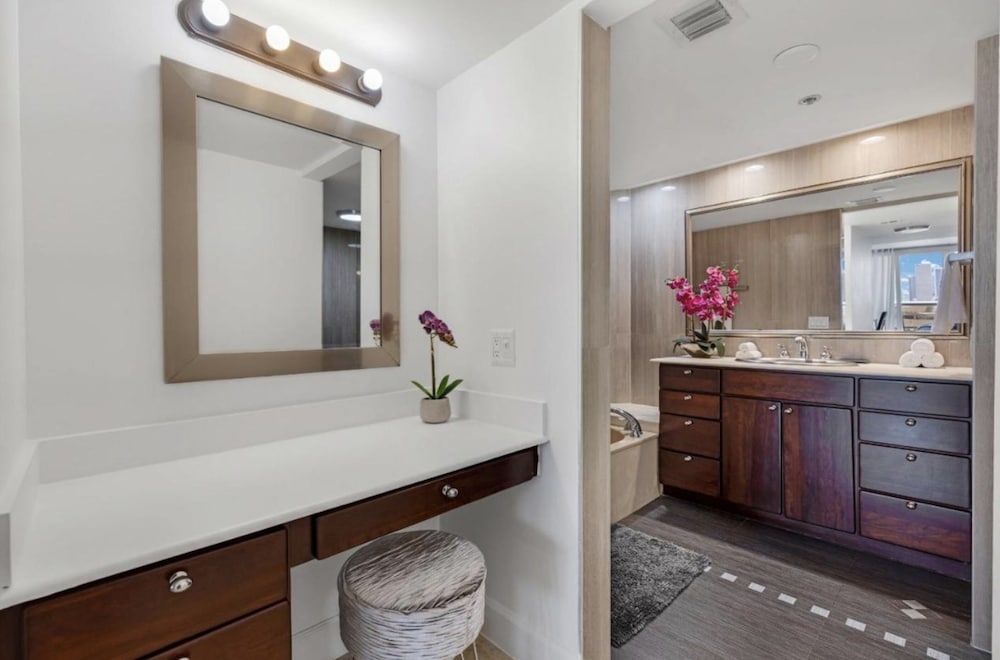 Фото Bayfront Gem With Balcony and Pool