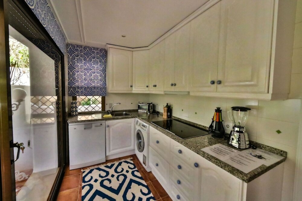 Фото Luxury Apartment On The Golden Mile