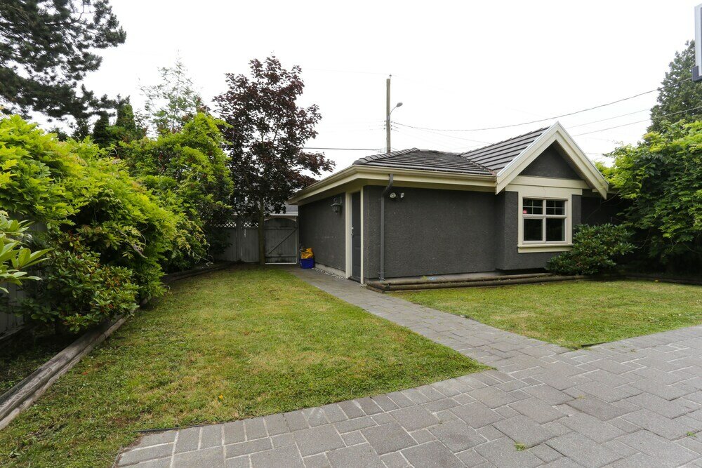Фото Grand 4 Bedroom Vacation House near Vancouver Downtown