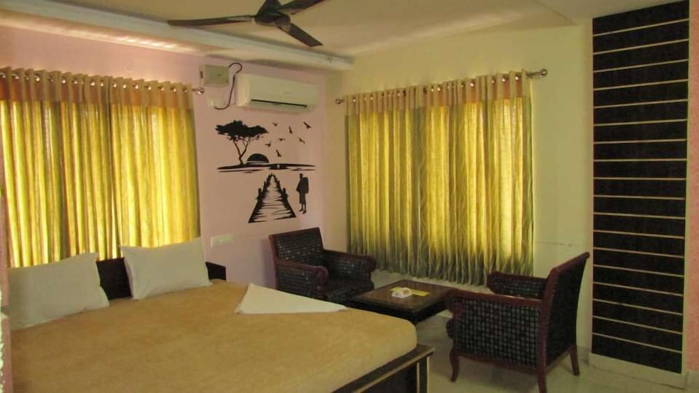 Фото Hotel Maruthi Residency Inn
