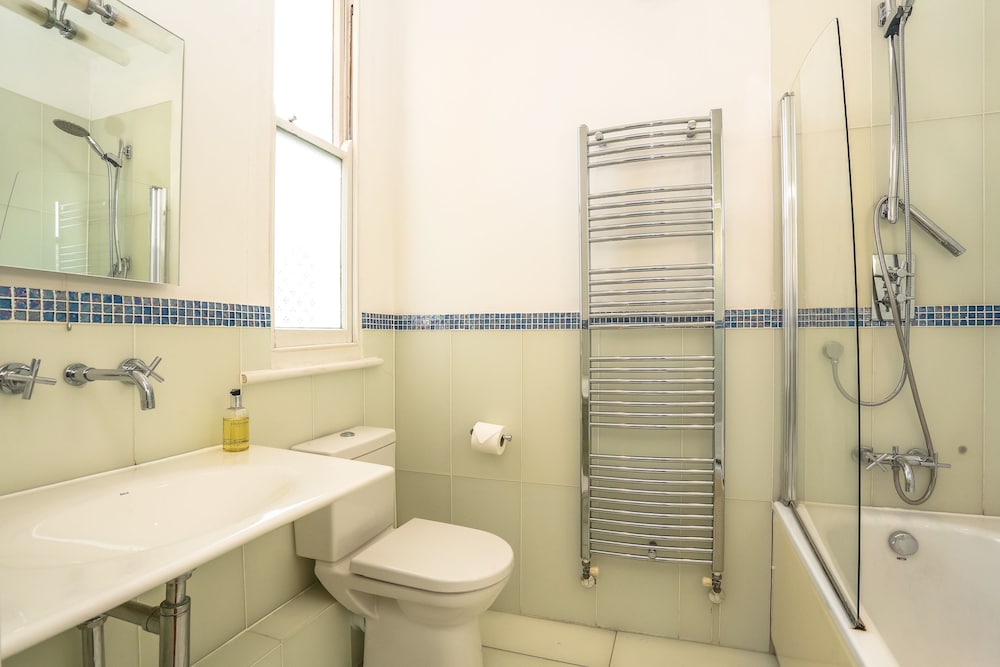 Фото The Glasshouse Escape - 5bdr Victorian Jewel with Modern Twists in Jericho