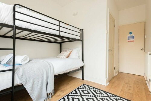 Апартаменты The Hive House - Large Light-Flooded 6bdr Townhouse в Бате