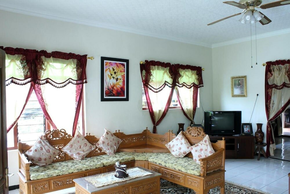 Фото Marry Ind Vila & Guest House Gunung Kawi Malang