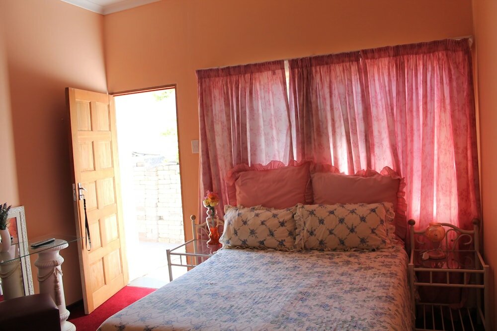 Фото Mohlongwafatshe Guest House
