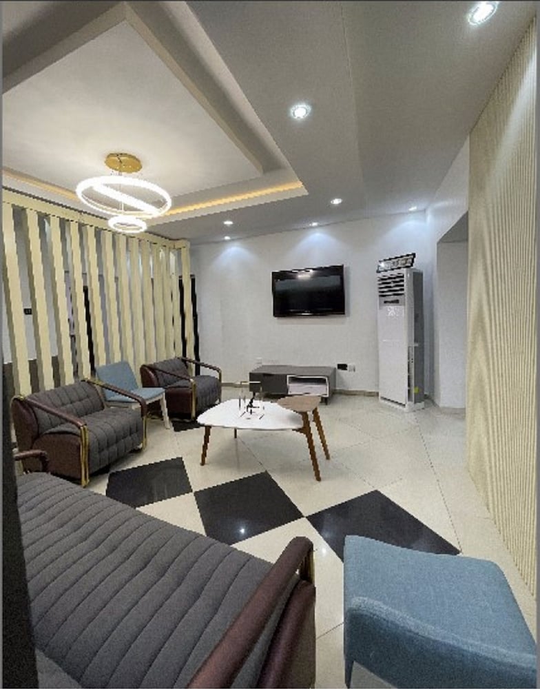 Фото Charlies Place And Suite