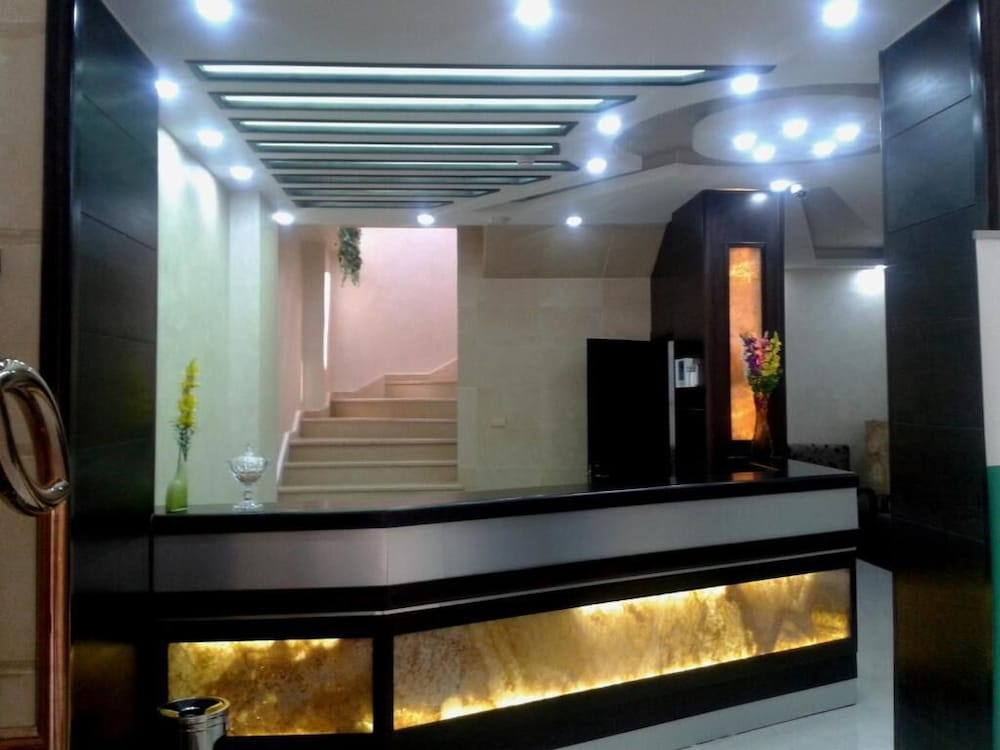 Фото Queen Plaza Hotel