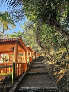 Silangang Nayon (Calabarzon, Quezon), hotel