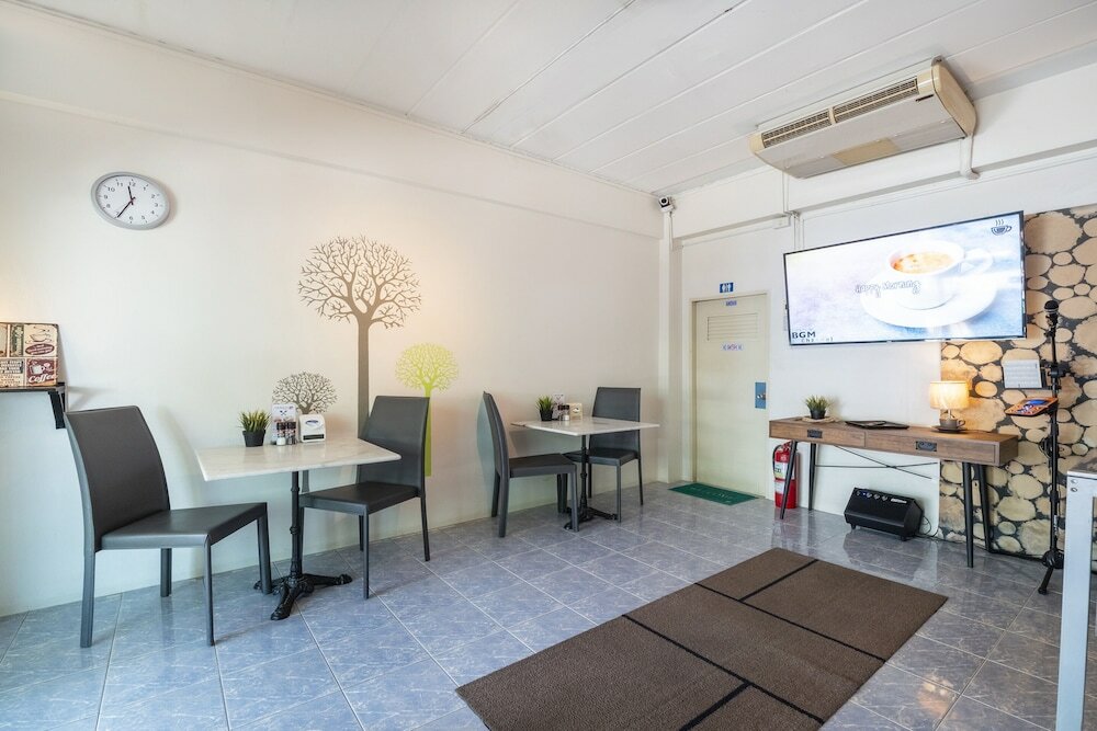 Фото Oyo 838 Aromdee Apartment