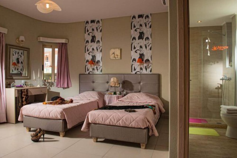 Фото King's Village Apartments