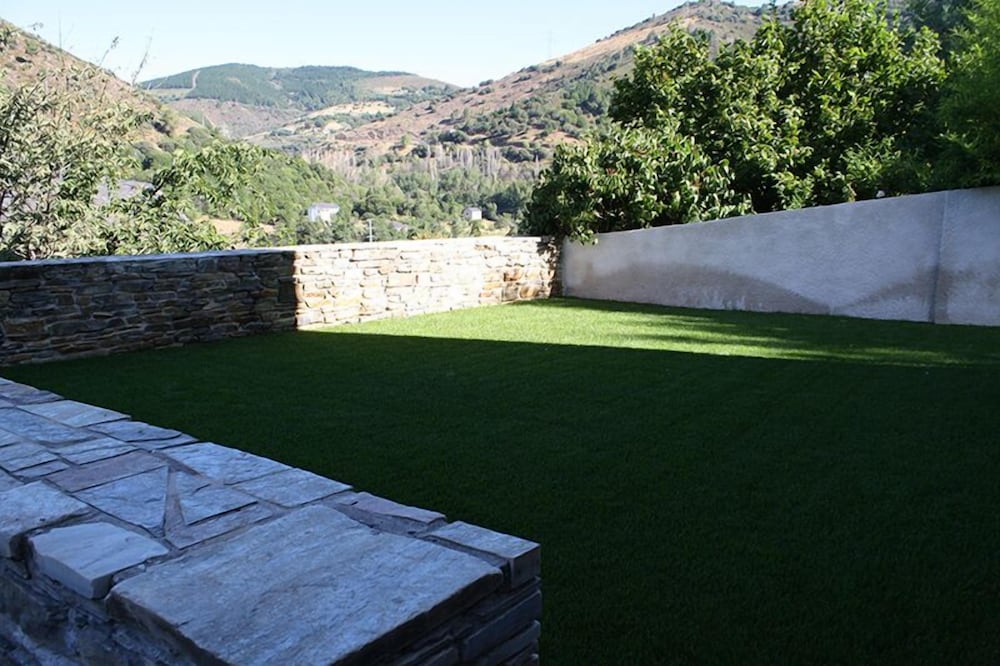 Фото Hostal Tres Campanas