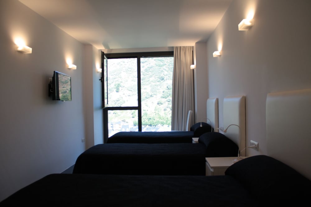 Фото Hostal Tres Campanas