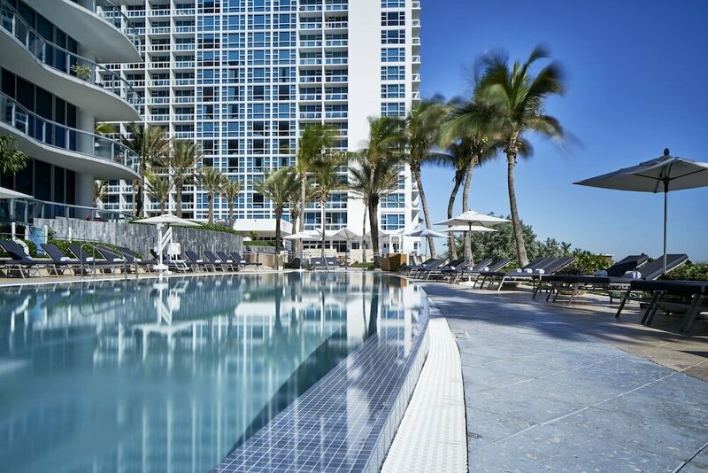 Гостиница Carillon Miami Wellness Resort в Майами-Бич