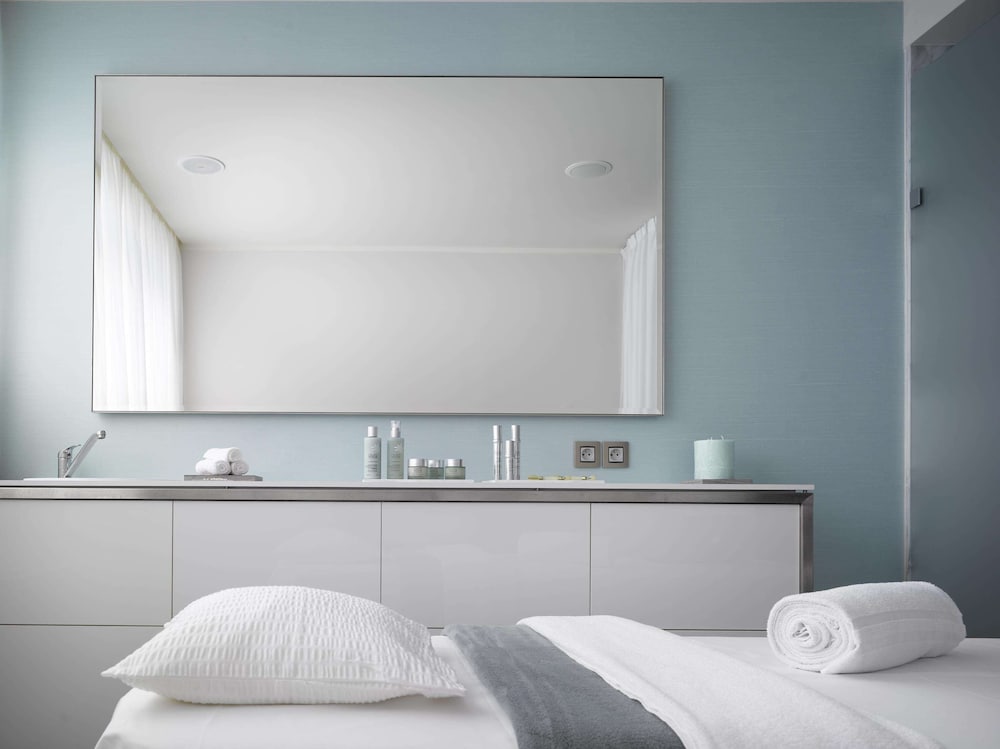 Фото The Emblem Hotel