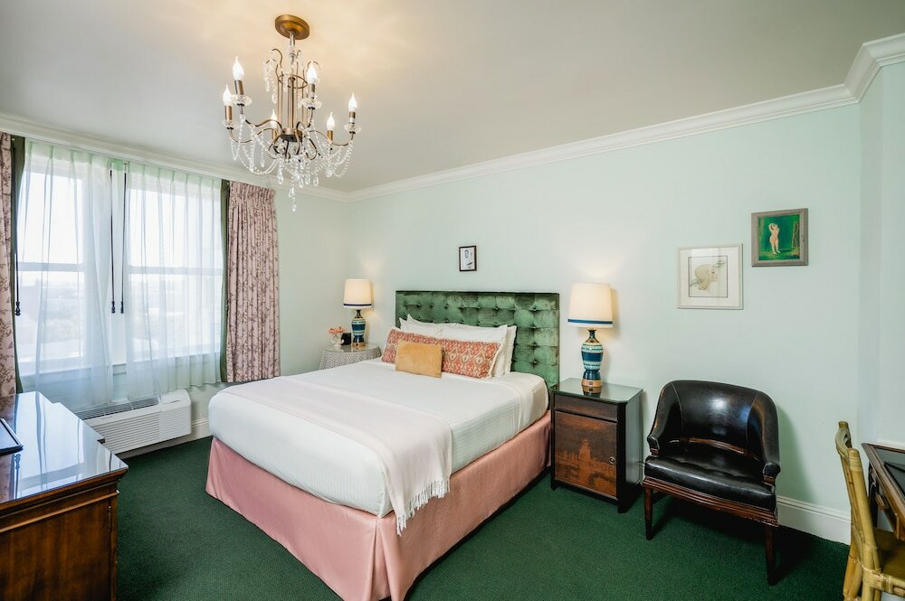 Фото The Pontchartrain Hotel