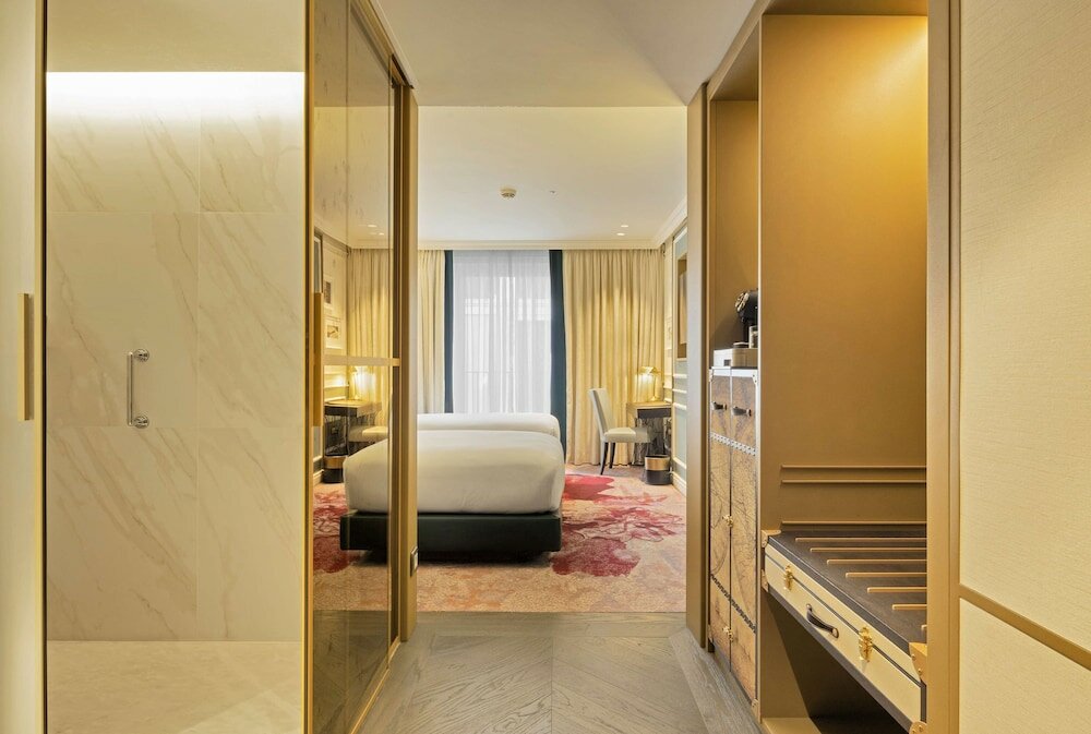 Фото The Emerald House Lisbon Curio Collection by Hilton