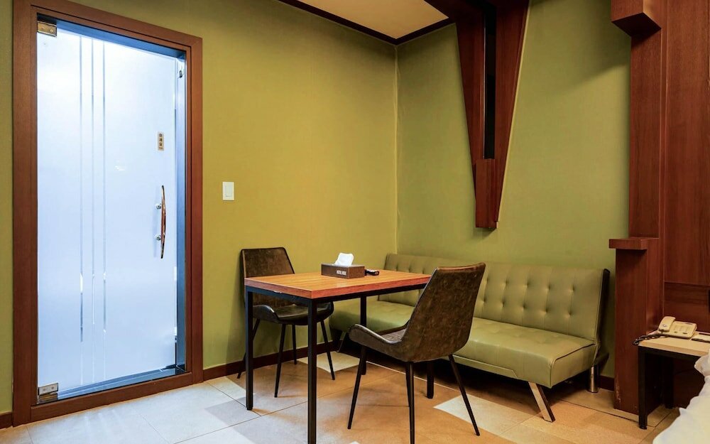 Фото Suwon City Hall Station Rose