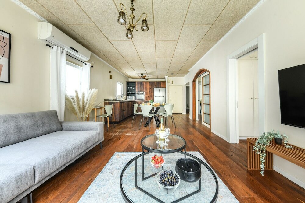 Фото Stylish and Modern 3br TelAviv Apartment