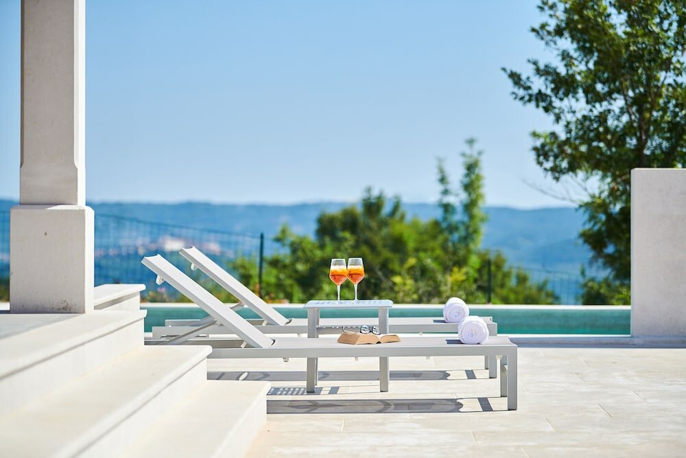 Фото Rainis Hill Top Villa