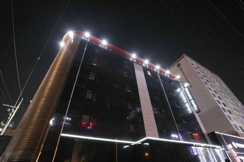 Фото Suwon City Hall Station Tumi