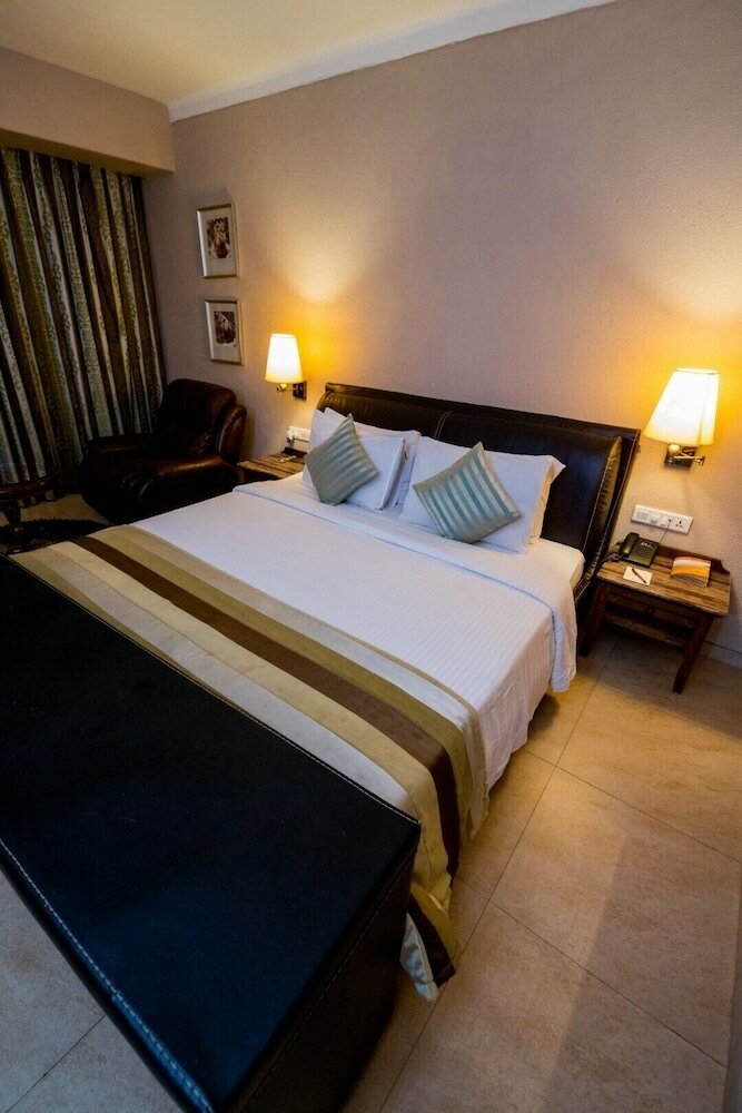 Фото Neelams The Glitz