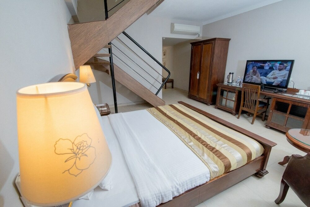 Фото Neelams The Glitz