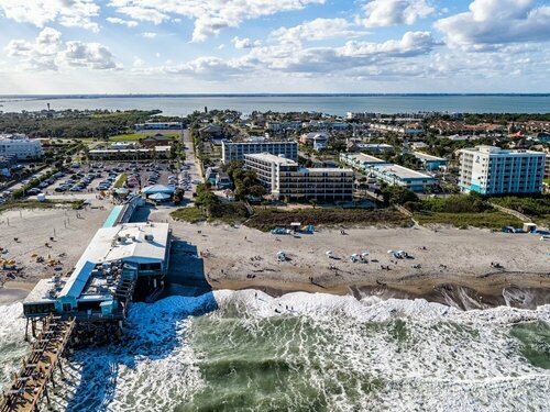 Внешний вид отеля La Quinta Inn & Suites by Wyndham Cocoa Beach Oceanfront в Коко-Бич, фото 2