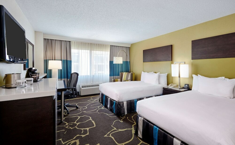 Фото Doubletree by Hilton Charlotte - Gateway Village