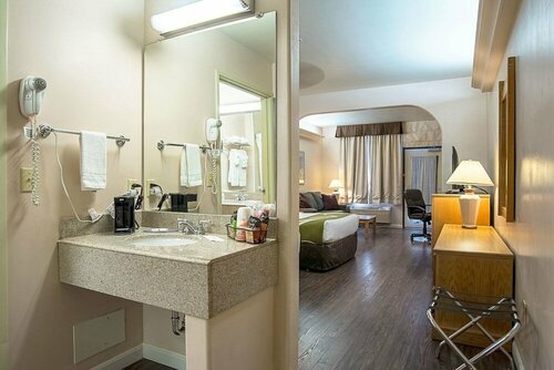 Гостиница Quality Inn & Suites Phoenix Nw - Sun City в Глендейле