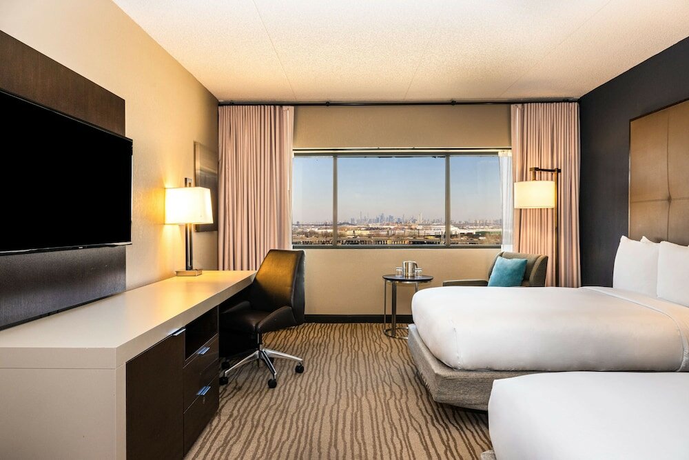 Фото DoubleTree by Hilton Hotel Newark Airport